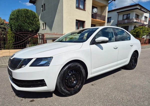 Skoda Octavia cena 37500 przebieg: 219000, rok produkcji 2020 z Tarnów małe 211